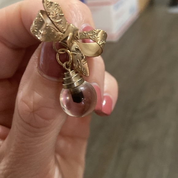 Vintage maple leaf & bow brooches pins - Picture 9 of 9